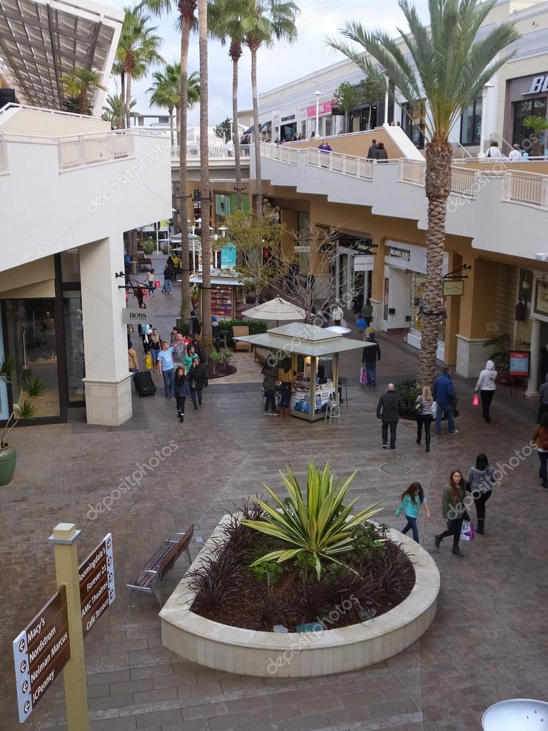 Fashion Valley Mall, the largest mall in San Diego, California – Stock  Editorial Photo © sainaniritu #38350225