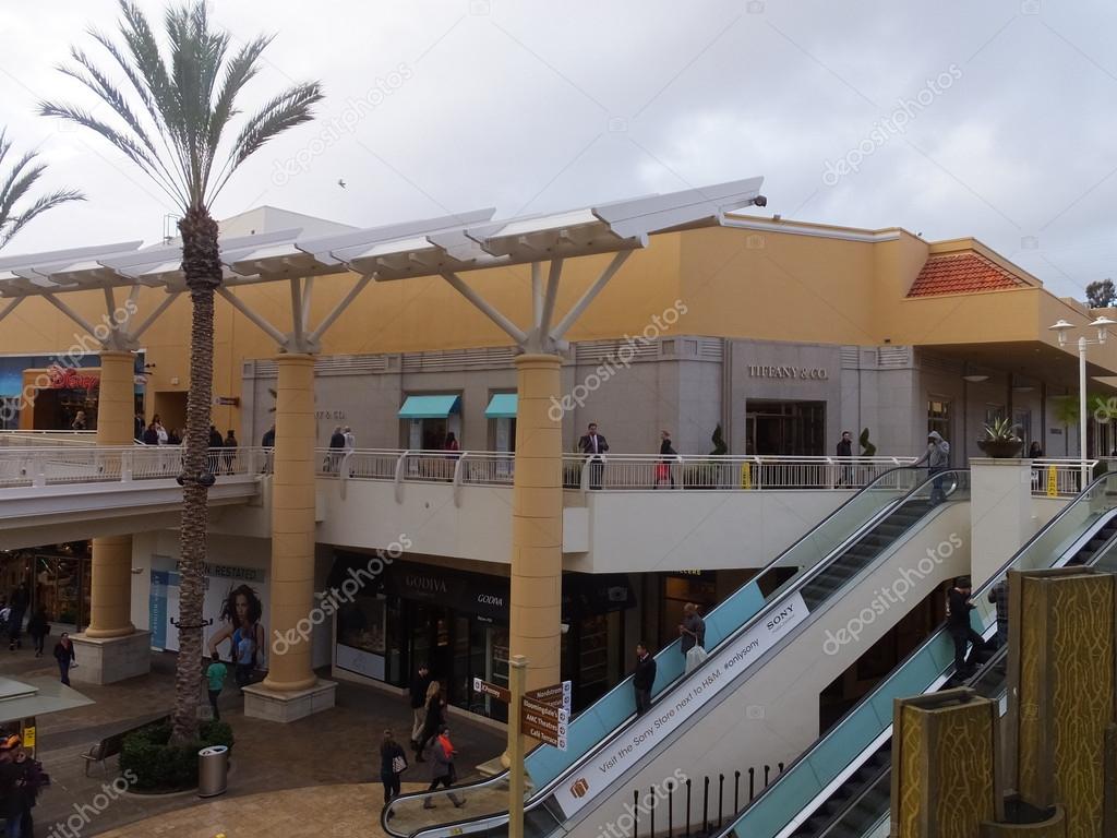 Fashion Valley Mall, the largest mall in San Diego, California – Stock  Editorial Photo © sainaniritu #38350273