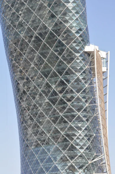 Башня Capital Gate Tower в Абу-Даби — стоковое фото