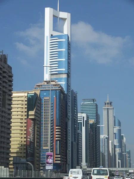 Wolkenkrabber aan sheikh zayed road in dubai — Stockfoto