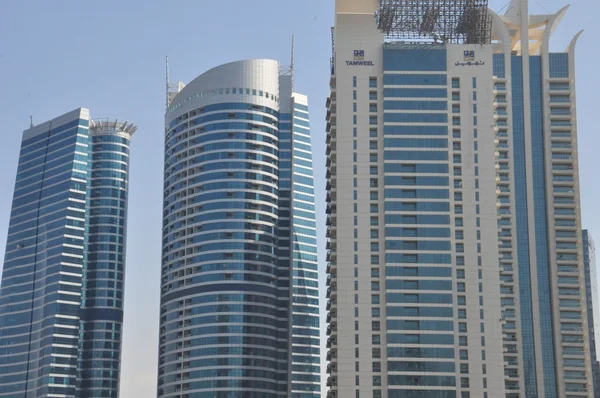 Arranha-céus ao longo da Sheikh Zayed Road em Dubai — Fotografia de Stock