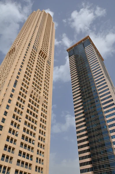 Wolkenkratzer entlang der Scheich-Zayed-Straße in Dubai — Stockfoto