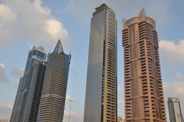 Arranha-céus ao longo da Sheikh Zayed Road em Dubai — Fotografia de Stock