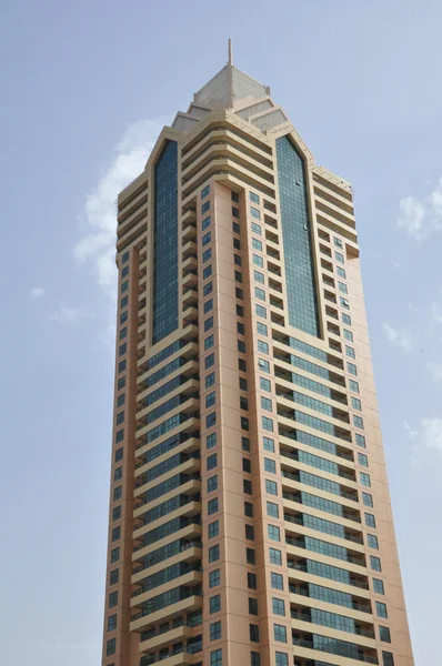 Arranha-céu na Sheikh Zayed Road em Dubai — Fotografia de Stock