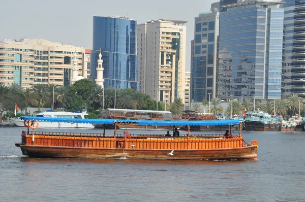 Barche, abras, dhow a Dubai Creek negli Emirati Arabi Uniti — Foto Stock