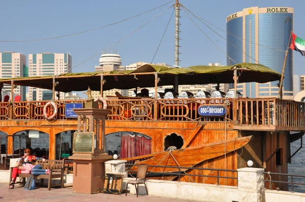 Barcos, abras, dhows en Dubai Creek en los Emiratos Árabes Unidos — Foto de Stock