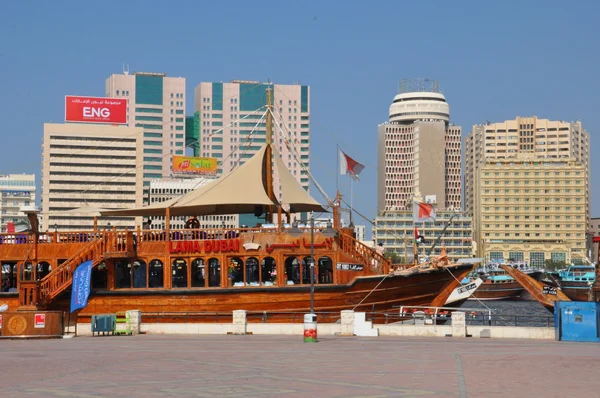 Barcos, abras, dhows en Dubai Creek en los Emiratos Árabes Unidos — Foto de Stock