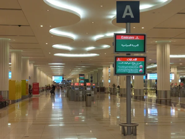 Terminal 3 (Emirates) en el Aeropuerto Internacional de Dubai en los Emiratos Árabes Unidos — Foto de Stock