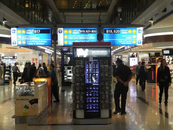 Dubai Uluslararası Havaalanı'nda duty free mağazaları — Stok fotoğraf