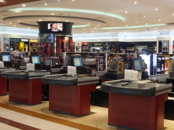 Negozi a Dubai duty free all'aeroporto internazionale — Foto Stock