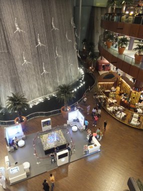 Dubai, Birleşik Arap Emirlikleri dubai alışveriş merkezinde şelale