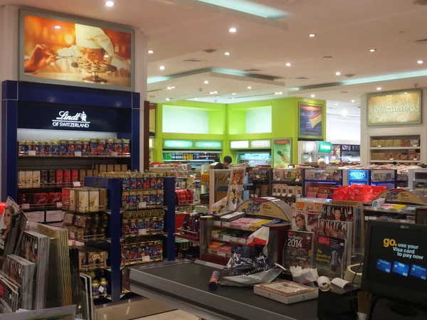 Obchody v Dubaji duty free na mezinárodním letišti — Stock fotografie