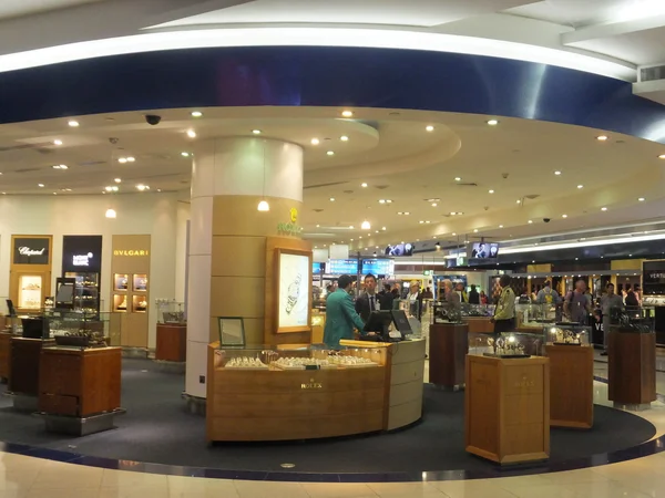 Negozi a Dubai duty free all'aeroporto internazionale — Foto Stock