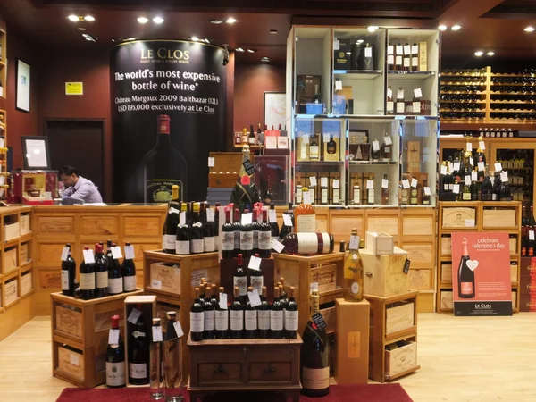 在迪拜免税店机场的国际葡萄酒专卖店 — 图库照片
