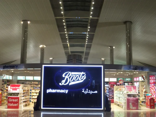 商店在迪拜免税店在国际机场 — 图库照片