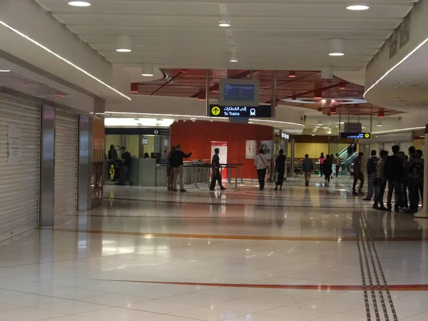 Станция метро Al Fahidi в Дубае, ОАЭ — стоковое фото