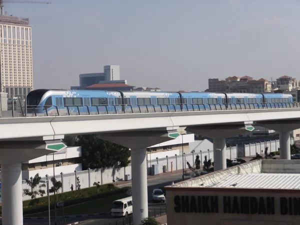 Tåget närmar sig oud metha tunnelbanestation i dubai, Förenade Arabemiraten — Stockfoto