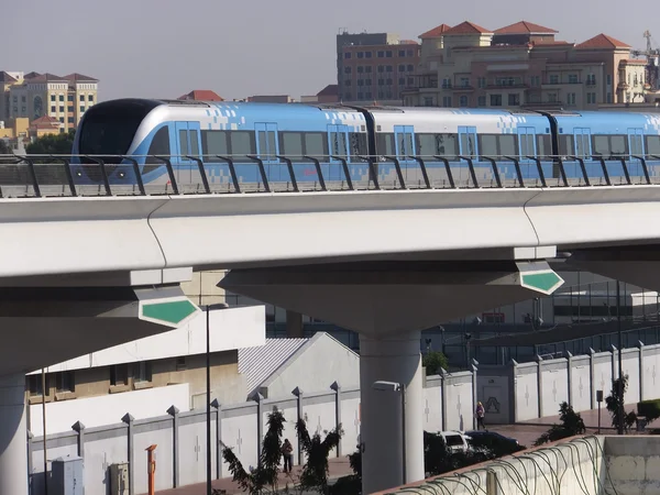 Tåget närmar sig oud metha tunnelbanestation i dubai, Förenade Arabemiraten — Stockfoto