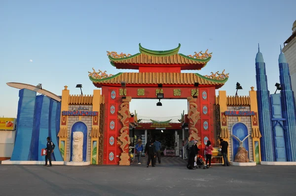 Pavilhões de Singapura e Malásia na Global Village em Dubai, Emirados Árabes Unidos — Fotografia de Stock