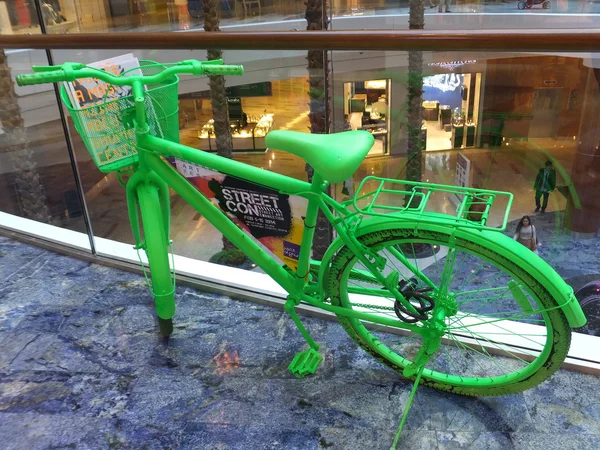 Esposizione di biciclette presso il festival di arte di strada urbana condizionata al ghurair Centre a dubai, Emirati Arabi Uniti — Zdjęcie stockowe