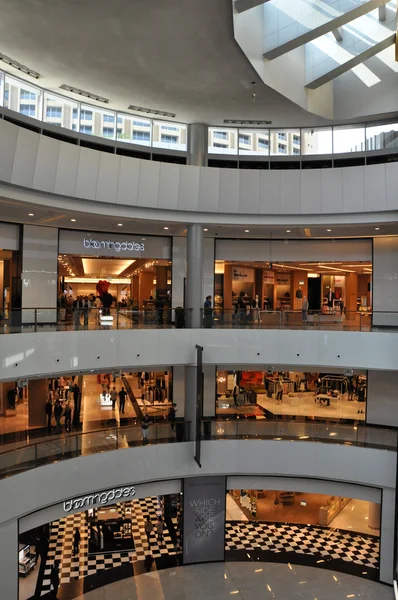Bloomingdale 's no Dubai Mall em Dubai, Emirados Árabes Unidos — Fotografia de Stock