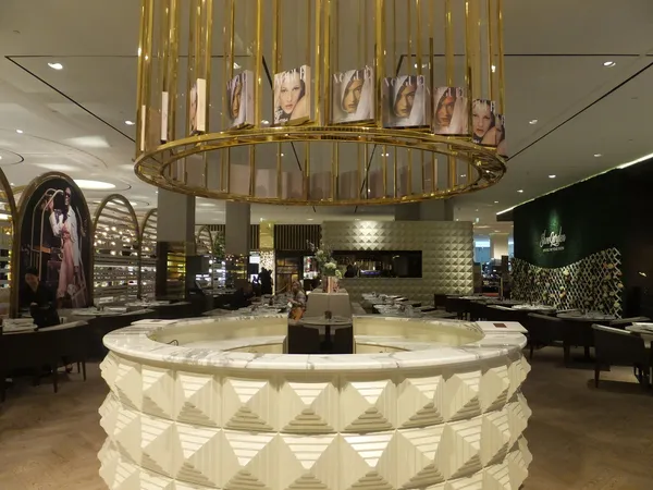 Vogue kawiarnia w centrum handlowego w Dubaju w Zjednoczonych Emiratach Arabskich — Zdjęcie stockowe
