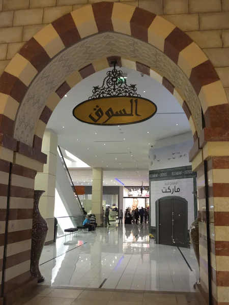 Automobilem v dubai mall v Dubaji, Spojené arabské emiráty — Stock fotografie