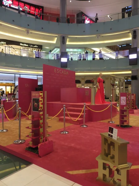 Escada exhibit near Fashion Avenue at Dubai Mall in the UAE — Stock Photo, Image