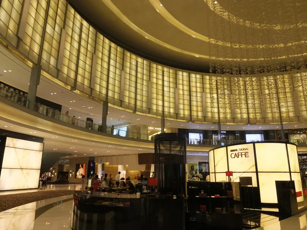 Módní avenue v dubai mall v Dubaji, Spojené arabské emiráty — Stock fotografie