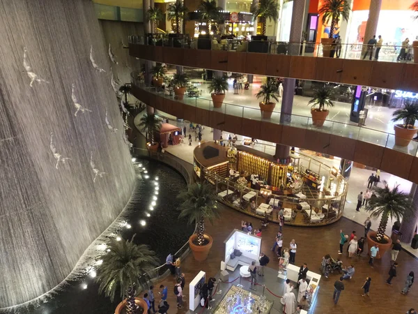 Cascada en Dubai Mall en Dubai, Emiratos Árabes Unidos — Foto de Stock
