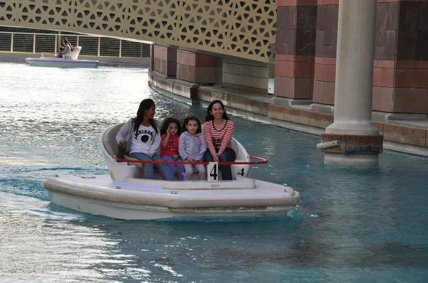 Fesztivál központja a vízparton, dubai, Egyesült Arab Emírségek — Stock Fotó