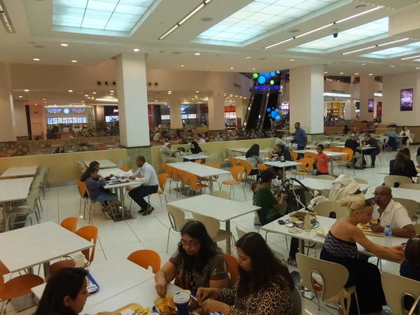 Food Court im Einkaufszentrum der Emirate in Dubai, uae — Stockfoto