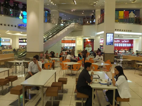 Food Court no Mall of the Emirates em Dubai, Emirados Árabes Unidos — Fotografia de Stock