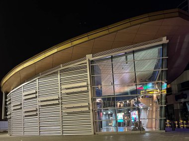 Dubai, BAE - 22 Aralık 2021 'de Dubai, BAE' deki Metro İstasyonu. Sürücüsüz bir ağ. Guinness Rekorlar Kitabı dünyanın en uzun tam otomatik metro ağı ilan etti..