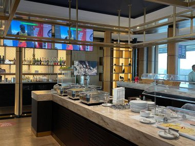 ZURİH, SWitzERLAND - 18 Aralık 2021 'de İsviçre' de Flughafen Zürih 'teki Primeclass Lounge.