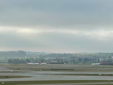 ZURİH, SWitzERLAND - 18 Aralık 2021 'de İsviçre' de görülen Flughafen Zürih - Zürih Havalimanı.