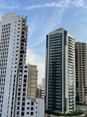 DUBAI, BAE - 24 Aralık 2018 'de Mankhool ve Al Raffa bölgelerindeki Bur Dubai' deki binaların görüntüsü.