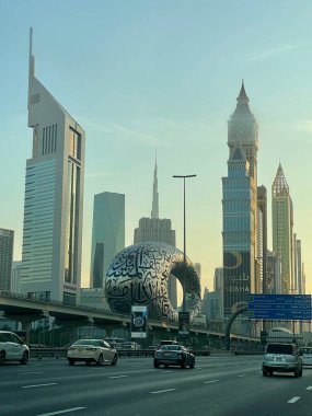 DUBAI, BAE - 26 Aralık 2021 'de Dubai, BAE' deki Şeyh Zayed Yolu gökdelenlerinin görüntüsü. Şeyh Zayed Yolu (E11 karayolu), Emirlik Kuleleri de dahil olmak üzere Dubai 'nin birçok gökdelenine ev sahipliği yapar..