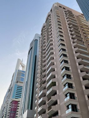 DUBAI, BAE - 26 Aralık 2021 'de Dubai, BAE' deki Şeyh Zayed Yolu gökdelenlerinin görüntüsü. Şeyh Zayed Yolu (E11 karayolu), Emirlik Kuleleri de dahil olmak üzere Dubai 'nin birçok gökdelenine ev sahipliği yapar..