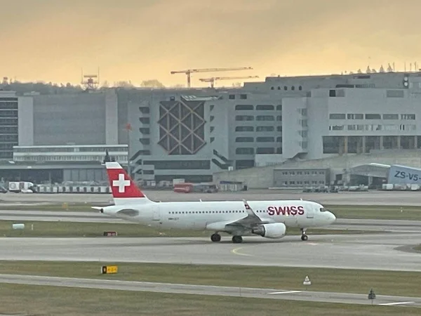 スイス チューリッヒ発 12月18日 2021年12月18日現在 スイス フルガフェン チューリッヒ空港のスイス航空 — ストック写真