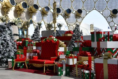 DUBAI, BAE - 22 Aralık 2021 'de Dubai, BAE' deki Al Wasl Plaza 'da görülen Noel dekoru.