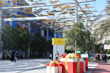 DUBAI, BAE - 20 Aralık 2021 'de Dubai, BAE' deki Expo 2020 'de Noel dekoru.