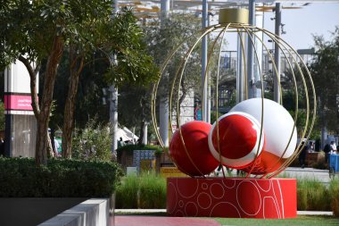 DUBAI, BAE - 20 Aralık 2021 'de Dubai, BAE' deki Expo 2020 'de Noel dekoru.