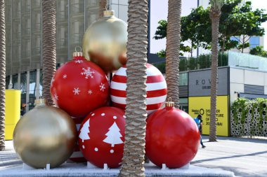 DUBAI, BAE - 20 Aralık 2021 'de Dubai, BAE' deki Expo 2020 'de Noel dekoru.