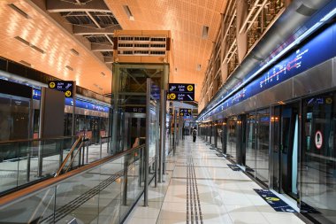 Dubai, BAE - 22 Aralık 2021 'de Dubai, BAE' deki Metro İstasyonu. Sürücüsüz bir ağ. Guinness Rekorlar Kitabı dünyanın en uzun tam otomatik metro ağı ilan etti..
