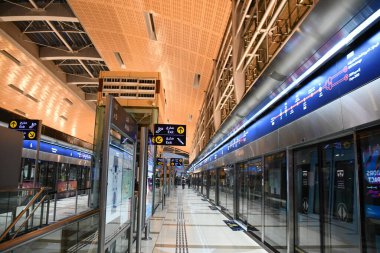 Dubai, BAE - 22 Aralık 2021 'de Dubai, BAE' deki Metro İstasyonu. Sürücüsüz bir ağ. Guinness Rekorlar Kitabı dünyanın en uzun tam otomatik metro ağı ilan etti..