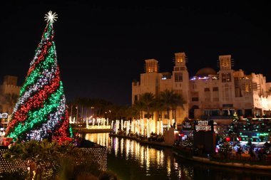 DUBAI, BAE - 23 Aralık 2021 'de Dubai, UAE' deki Souk Madinat Jumeirah 'da festival pazarı. 