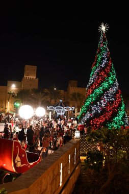 DUBAI, BAE - 23 Aralık 2021 'de Dubai, UAE' deki Souk Madinat Jumeirah 'da festival pazarı. 