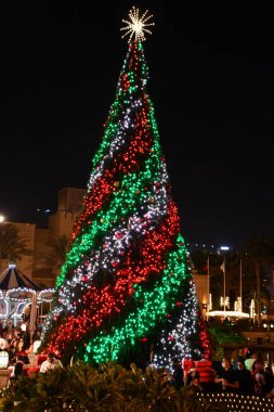 DUBAI, BAE - 23 Aralık 2021 'de Dubai, UAE' deki Souk Madinat Jumeirah 'da festival pazarı. 