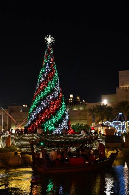 DUBAI, BAE - 23 Aralık 2021 'de Dubai, UAE' deki Souk Madinat Jumeirah 'da festival pazarı. 
